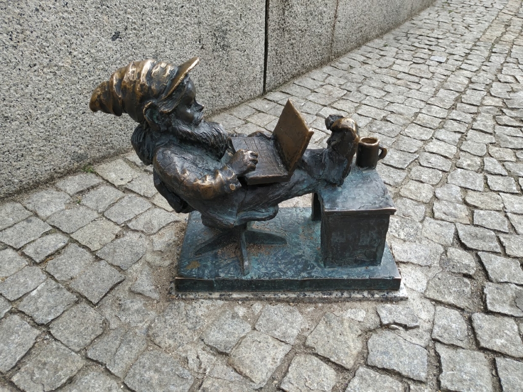 Bronze-Zwerg mit Laptop